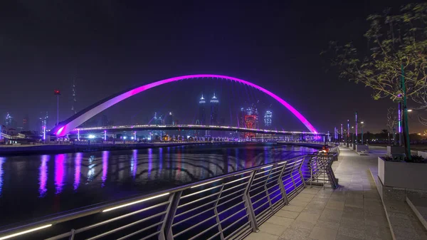 Dubai Su Kanalı üzerinde, gökdelenlerin ufuk çizgisi boyunca aydınlatılmış yaya köprüsü. Creek 'i Jumeirah Sahili' ne bağlıyor. Deira, Downtown ve Safa Park 'tan geçiyor. Arap Emirlikleri