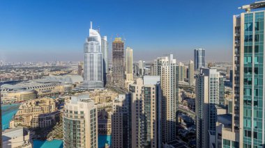 Günbatımı timelapse, lüks modern binalar ve gölgeler kadar bütün gün ərzində downtown Dubai, Birleşik Arap Emirlikleri çok hızlı, fütüristik cityscape taşır. Gökdelen üzerinden hava üstten görünüm