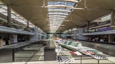 Halle Freyssinet panoramik zaman atlaması hipervanesinin içinde, 1920 'lerin eski tren istasyonu binası Paris' in 13. Fransa 'nın en büyük teknolojik başlangıç kuvözüdür..