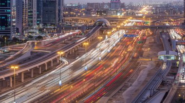 Dubai Marina ve Jlt gökdelenlerini, Dubai 'deki Şeyh Zayed yolunun hava görüntüsü gece gündüz geçiş zamanlarını çevreledi. Tramvaylı trafik, köprüler ve metro hattı. Birleşik Arap Emirlikleri