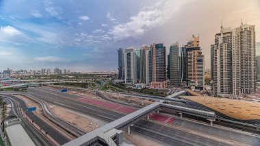 Şeyh Zayed yolu üzerindeki hava manzarası Dubai Marina ve Jlt gökdelenlerini gün batımından önce, Dubai 'de kuşatmıştır. Trafik, köprüler ve metro hattı. Birleşik Arap Emirlikleri