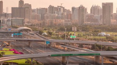Dubai Golf Sahası 'nın arka plandaki yeşil ve tekom bölgelerinden oluşan bir şehir manzarası var. Sabah erken saatlerde hava saatlerinde. Gün doğumunda. Şeyh zayed yolunda trafik kesişiyor.