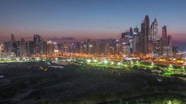 Dubai Marina gökdelenler ve gece geçiş timelapse, Dubai, Birleşik Arap Emirlikleri golf sahası gün. Gün batımından sonra Greens bölgesinden havadan görünüm