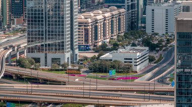 Dubai şehir merkezindeki otoyol kavşağının hava görüntüsü. Şehir, trafik köprüsünü ve otoparkı gösteriyor. Yol ve şeritler, Dubai, Birleşik Arap Emirlikleri