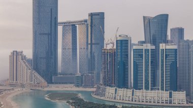 Abu Dabi 'deki Al Reem Adası' ndaki gökdelenler. Al Reem Adası 'ndan sabah sisli bir hava manzarası