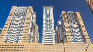 Ajman zaman ayarlı emirlik hiperhızlandırılmış modern yeni kuleler. Ajman 'ın yerleşim yeri ve ofis gökdelenleri olan şehir manzarası. Birleşik Arap Emirlikleri.