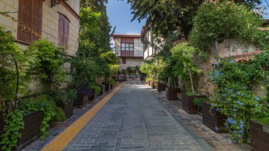 Antalya şehir timelapse hyperlapse eski geleneksel Türk evleri sokakta yürümek. Türkiye. Mavi bulutlu gökyüzü yaz gün