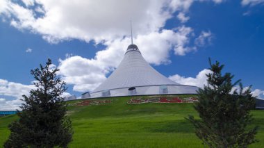 Khan Shatyr Nur-Sultan şehrinde hızlandırılmış zaman aşımı. Khan Shatyr Kazakistan Cumhuriyeti 'nin başkenti Astana' da yer almaktadır. Şehir sakinleri yürüyor ve dinleniyor..