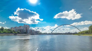Astana, Kazakistan. Keyif teknesinden Astana 'da Ishim nehrinde hareketli bir seyahat görüntüsü. Mavi gökyüzü ve bulutlarla dolu bir yaz gününde. Bulanık hareket