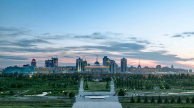 Astana şehrinin panorama 'sı gece gündüz geçiş zamanı ve başkanın konutu Akorda ile park. Barış ve Uzlaşma Sarayı 'ndan görüntü. Nur-Sultan şehri, Kazakistan
