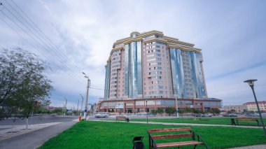 Atyrau City, Kazakistan 'daki Modern Konut Binalarının Zaman Hızı. Güneşli Bir Gün, Mavi Bulutlu Gökyüzü Altında Gölgelerin Neşeli Dansını Yapıyor.