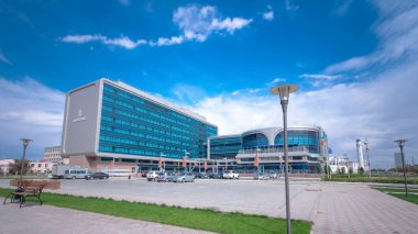 Atyrau City, Kazakistan 'daki Modern Binalar ve Otel' den Timelapse Hiperlapse. Güneşli bir gün, Mavi Bulutlu Gökyüzüne Karşı Şehir Zarafetini gözler önüne seriyor