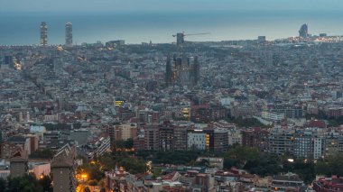 Barcelona Uyanışı: İspanya 'nın Gündüz Zamanlama Panoraması Canlı Şehir Manzarası. Carmel 'in Bunkers of Carmel' inden, Aerial Top View Frames Sagrada Familia Katedrali 'nden, Şehir Işıkları azar azar azalıyor.