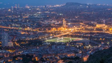 Barcelona ve Badalona Skylines 'ın Gece Zamanlaması' na. İberic Puig Castellar Village Viewpoint 'ten Hava Görüntüsü, Ufukta Evlerin ve Denizin Çatı Gösterimi Şehir Akşama Süzülürken