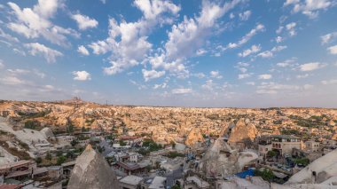 Güneş doğarken Goreme 'in hava saatinden, Kapadokya, Türkiye' den güzel bir manzarası var. Balon filmlerinin ünlü merkezi. Bulutlu mavi gökyüzü