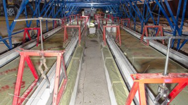 Tramvay rayları kendi yükleme ve beton yol timelapse tabaklarda entegrasyon aşamasında. Tramvay yeniden inşası süreci izler