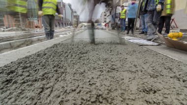 Hazır beton beton mikser timelapse hyperlapse tarafından yol yapmak için çelik takviye koyduktan sonra dökme. Tramvay parça yeniden inşası