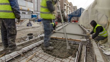 Çelik şebeke takviyesi yaptıktan sonra beton karıştırıcı hiperhızlandırıcı ile yolu açmak için hazır beton dökülüyor. Şehir caddesindeki tramvay raylarının yeniden inşası