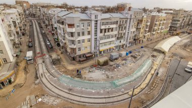 Beton dökme ve yol bakım şantiyesini kapatma birçok işçi ve mikser zaman ayarlı. Tramvay raylarının yeniden inşası