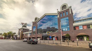 Sumskoy pazarı, Ukrayna 'nın başkenti Kharkov' da ön manzara zaman atlaması. Mavi bulutlu gökyüzü ve cadde trafiği