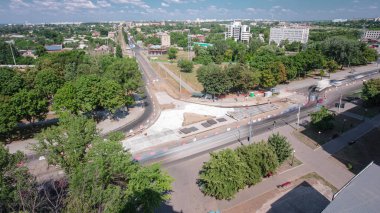 Tramvay rayları onarılan ve panoramik panoramik zaman ayarlı yol inşaatı. Beton kavşağın orta kısmında işe yarar. Metal kablolarla çalışır