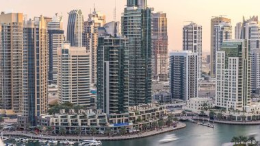 Dubai Yat Limanı mesire ve yüzen ile kanal güzel hava görünümünü yatlar ve gün batımından önce Dubai, BAE tekneler. Modern kule ve gökdelen akşam