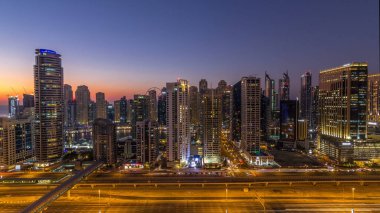 Dubai Yat Limanı Şeyh zayed road panorama gün gece geçiş timelapse ışık için trafik ile açın. Gökdelenler, BAE gece aydınlatma. Hava Jlt görünümünden