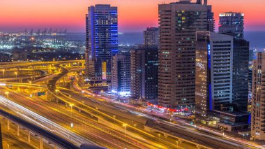 Dubai Yat Limanı Şeyh zayed road panorama gün gece geçiş timelapse ışık için trafik ile açın. Gökdelenler, BAE gece aydınlatma. Hava Jlt görünümünden