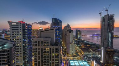 JBR ve Dubai marina gece geçiş timelapse günbatımı hava gün sonra. Modern kuleleri ve gökdelenler, yat ve tekne Körfezi üzerinde yüzen