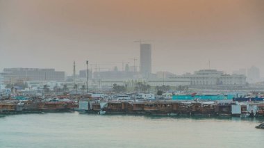 Geleneksel ahşap Dhow balıkçı tekneleriyle Doha Körfezi 'nde gün batımı. Corniche, Doha, Katar ile müzeden görüntü