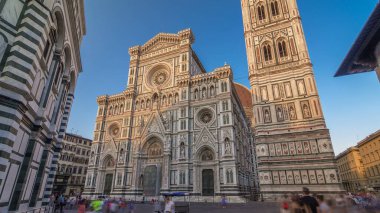 İtalya 'daki Floransa katedrali (Duomo) olan Basilica di Santa Maria del Fiore zaman atlaması hiperlapası ön cephesi. Gölgeler gün batımında ön cephede hareket eder