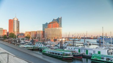 Jan Fedder Gezinti Alanı Hamburg, Almanya 'da, canlı bir liman bölgesi. Günbatımında Elbe Nehri 'nde ünlü binalarla birlikte gemiler ve botlar. Rahatlama ve manzaralı güzellik