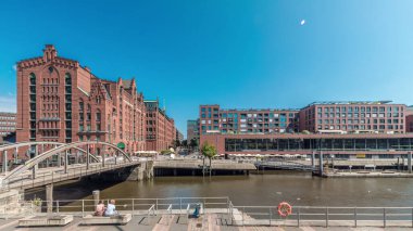Uluslararası Deniz Müzesi, ikonik tuğla binalar, kemer köprüler, kanallar ve rıhtımların yer aldığı Hamburg 'daki ünlü Speicherstadt' ı gösteren panorama. Almanya 'nın tarihi simgesi.