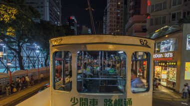 Hong Kong caddesindeki çift katlı tramvaydan görüntüyü izleyelim. Hong Kong tramvayı, metropoldeki ilk toplu taşıma araçlarından biri olan Hong Kong 'da bir tramvay sistemidir.