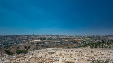 Zeytin Dağı 'ndaki Kubbe of the Rock' la Kudüs 'ün panoramik görüntüsü. Eski Yahudi mezarlığı. Yazın mavi gökyüzü