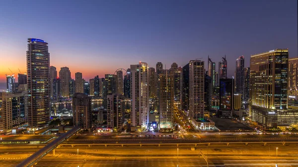Dubai Yat Limanı Şeyh zayed road panorama gün gece geçiş timelapse ışık için trafik ile açın. Gökdelenler, BAE gece aydınlatma. Hava Jlt görünümünden