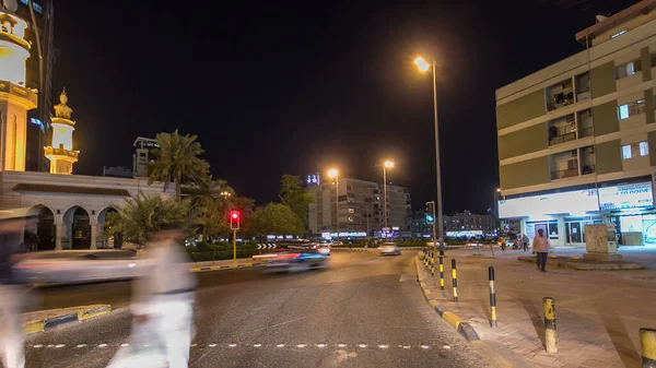 Kuveyt 'te şehir otobanındaki trafiğin içinden geç. Zaman ayarlı hiperhızlandırılmış saçmalıklar. Kuveyt, Orta Doğu