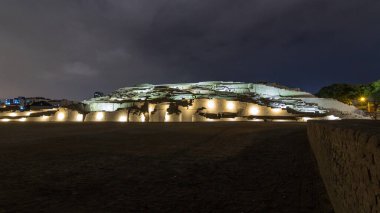 Huaca Pucllana Piramidi 'nden geceye geçiş zamanı, İnka öncesi kültür seremonisi kalıntıları Lima, Peru' da. Gökyüzündeki bulutlar. Aydınlanma başlıyor.
