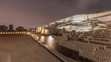 Huaca Pucllana Piramidi 'nden geceye geçiş zamanı, İnka öncesi kültür seremonisi kalıntıları Lima, Peru' da. Gökyüzündeki bulutlar. Aydınlanma başlıyor.