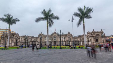 San Pedro Bazilikası 'ndan Armas Meydanı' na hızlı bir yürüyüş. Lima Tarihi Merkezi 'nde evleri ve restoranları olan sokaklar