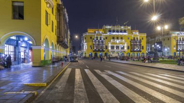 Merkez Postane Binası 'ndan Armas Meydanı' na yürüme mesafesinde. Ana meydandaki tarihi binalar ve caddedeki trafik. Lima, Peru