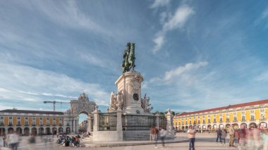 Praca do Comercio (Ticaret Meydanı). Kral 1. Jose 'nin heykeli hiperhızlandırılmış. Kral sembolik olarak yoluna çıkan yılanları eziyor. Bulutlu bir gökyüzü ve arka planda renkli evler. Lizbon, Portekiz.