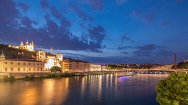 Aziz John 'un Vaftizci Katedrali ve Lyon' daki Notre-Dame de Fourviere Bazilikası 'nın zaman çizelgesi, günden geceye değişiyor. Yansıtılmış rıhtım ve nehirde yansıyan binalar. Fransa
