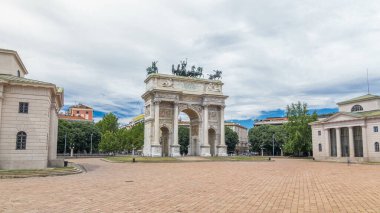 Piazza Sempione 'deki Arco della Pace (Simplon Meydanı' ndaki Barış Kemeri) hiperhız. Yaz günü mavi bulutlu bir gökyüzü. 1807 ve 1838 yılları arasında inşa edilmiş 25 metre yüksekliğinde ve 24 metre genişliğinde neoklasik bir zafer kemeridir..