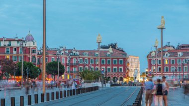 Nice City 'deki Massena Meydanı' nı günden geceye geçiş zamanı, Fransız Rivierası, Cote d 'Azur, Fransa. Tramvay rayları, sokak ışıkları ve aydınlatılmış binalar.
