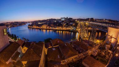 Panorama eski şehir Porto River Arrabida bridge gün gece geçiş, Oporto, Portekiz için günbatımı timelapse sonra tekne taşıma bağlantı noktası ile Duoro