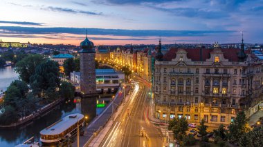 Sitkovska su kulesi zaman çizelgesi ve yol trafiği Prag 'ın eski şehir merkezinde günden geceye geçiş. UNESCO 'nun Dünya Mirası Alanı. Dans salonunun tepesinden hava görüntüsü