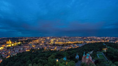 Çek Cumhuriyeti 'ndeki Petrin Gözlem Kulesi' nden Prag şehrine geçiş zamanı panoramik görüntüsü için harika bir gün. Yaz gününde Coudy gökyüzü.