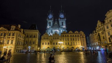 Gece saat aydınlatma büyülü Eski Şehir Meydanı timelapse hyperlapse Prag, görünür olan Kinsky Sarayı ve peri masalı Gotik kuleler, Church of Our Lady Tyn (1365 vardır).