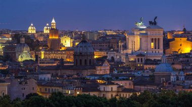 Roma, İtalya 'nın tarihi merkez gününden geceye geçiş zamanının panoramik hava görüntüsü. Vittoriano binasıyla gün batımından sonra şehir manzarası